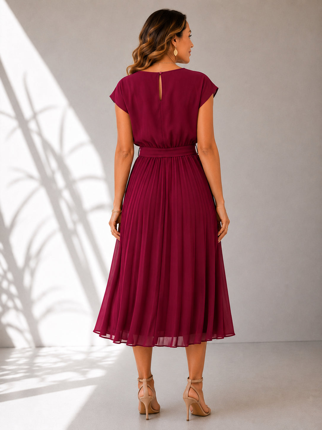 Vestido Camille Midi Plissado Elegância e Sofisticação.